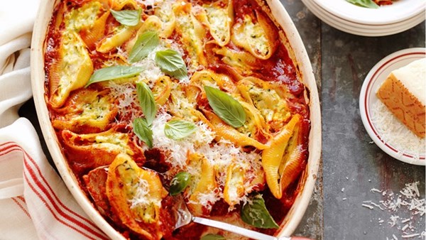 Spicy courgette & ricotta pasta shells