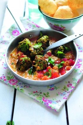Spicy courgette balls in tomato and coconut sauce