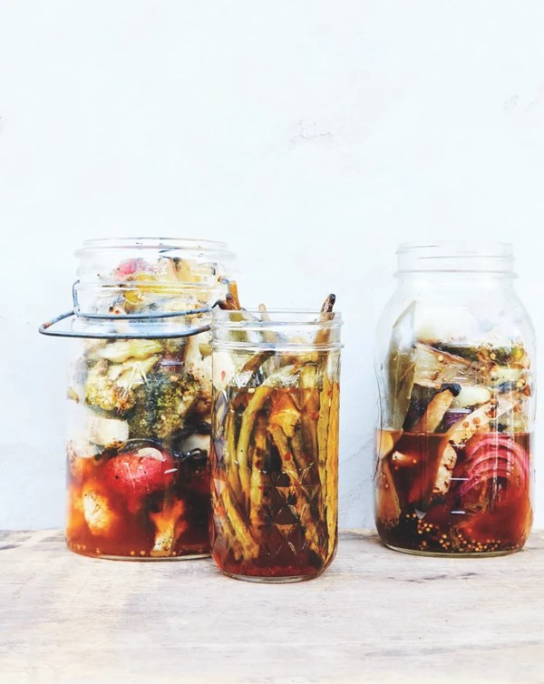 Spicy dilly pickled vegetables 