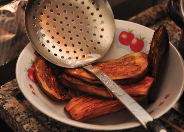 Spicy eggplant salad (Imfasakh bitinjan)