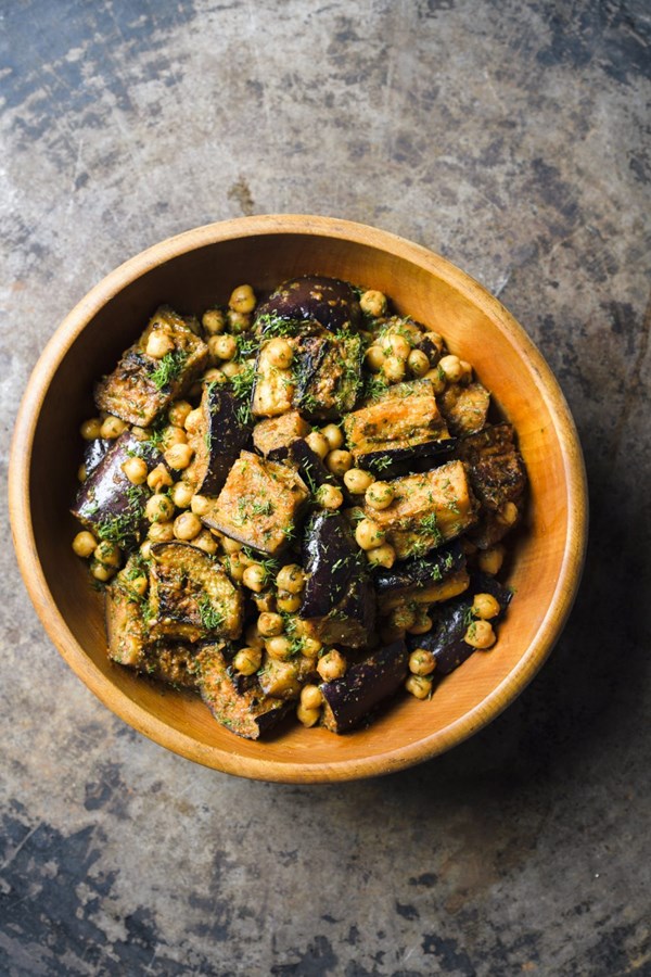 Spicy Egyptian eggplant with chickpeas and herbs