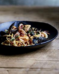 Spicy fideos with mussels and calamari