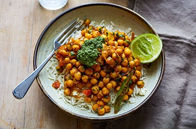 Spicy fried chickpeas with minted yogurt (Chana bhaja)