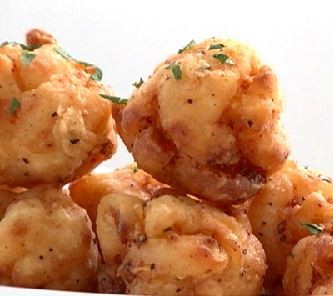 Spicy fried macaroni and cheese bites 