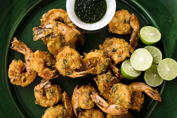 Spicy fried shrimp with green chutney