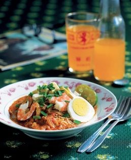Spicy fried vermicelli with prawn [shrimp] and egg garnish (Mee siam)