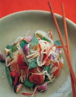 Spicy green papaya salad with basil and mint (Tam maak-houng)