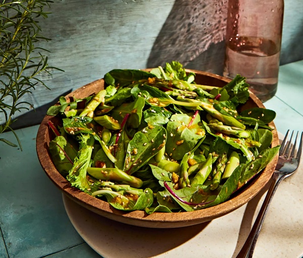 Spicy green salad with soy & roasted garlic dressing