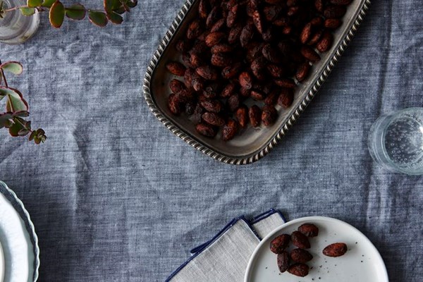 Spicy hot cocoa almonds
