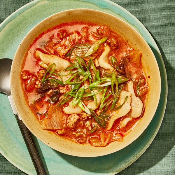 Spicy kimchi sujebi