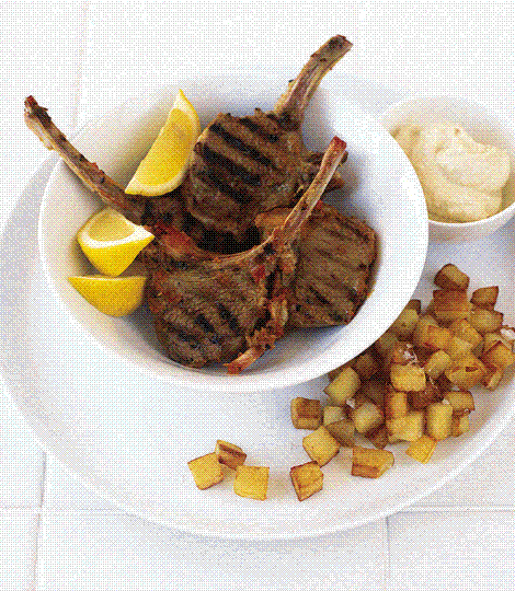 Spicy lamb with sautéed potatoes and houmous