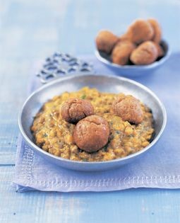 Spicy lentils with wholewheat rolls