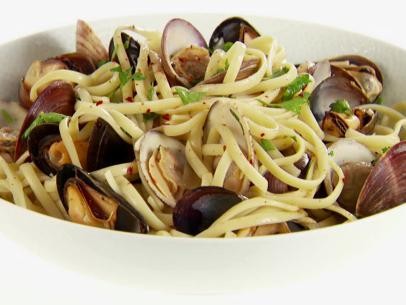 Spicy linguine with clams and mussels
