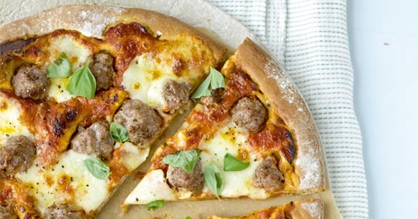 Spicy meatball pizza
