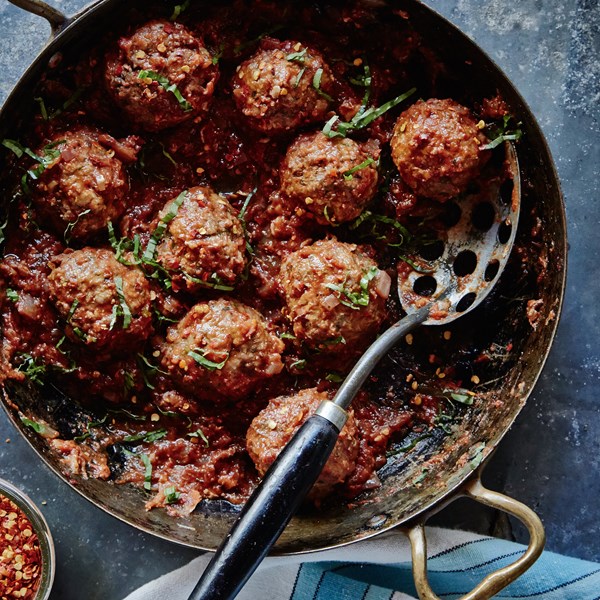 Spicy meatballs in everyday marinara