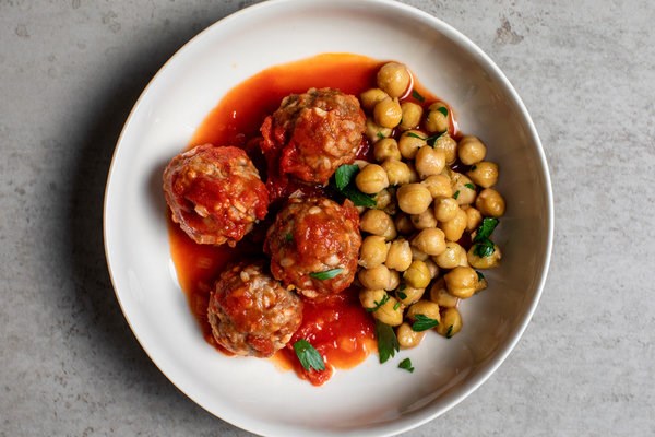 Spicy meatballs with chickpeas