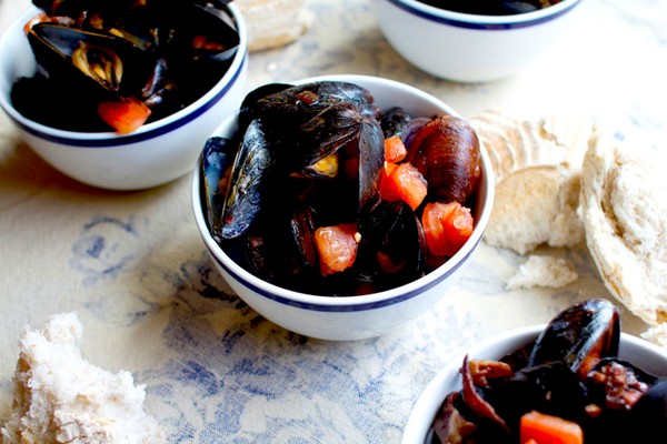 Spicy mussels with pancetta and fresh tomatoes