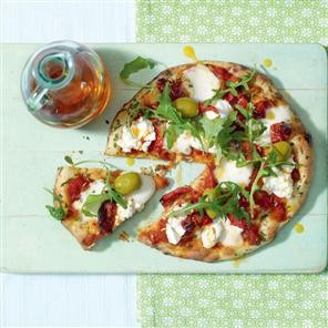 Spicy naan pizzas