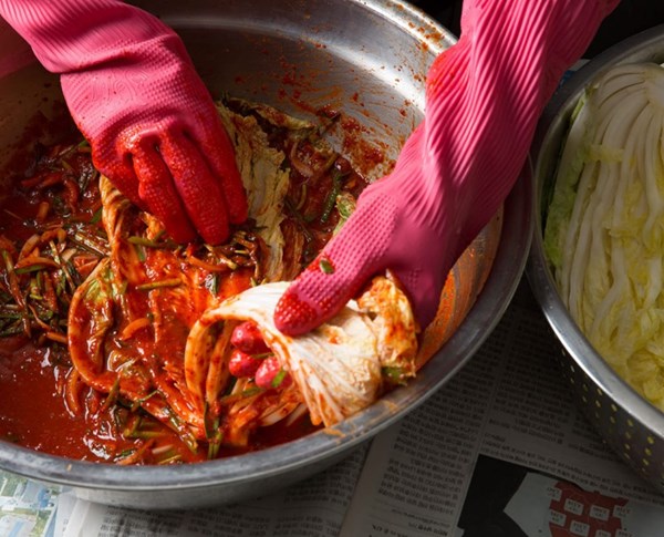 Spicy napa cabbage kimchi (Tongbaechoo kimchi)