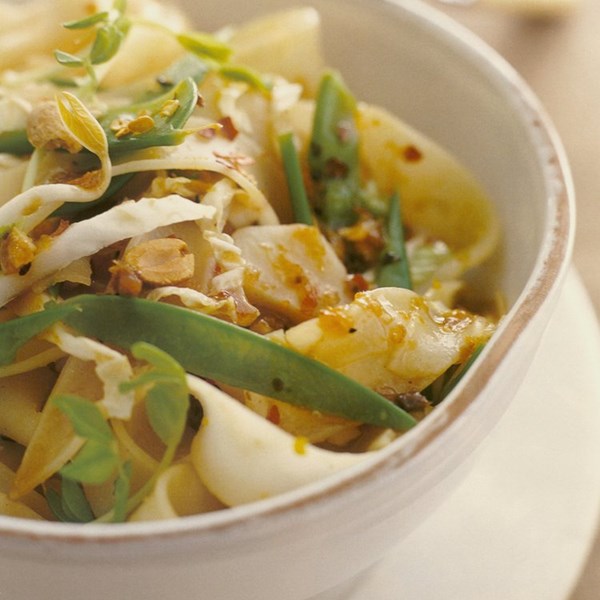Spicy pad Thai salad