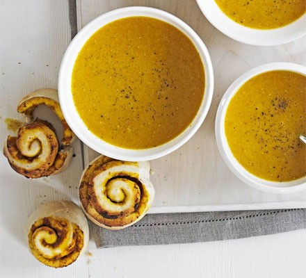 Spicy parsnip soup with cumin bread for 4