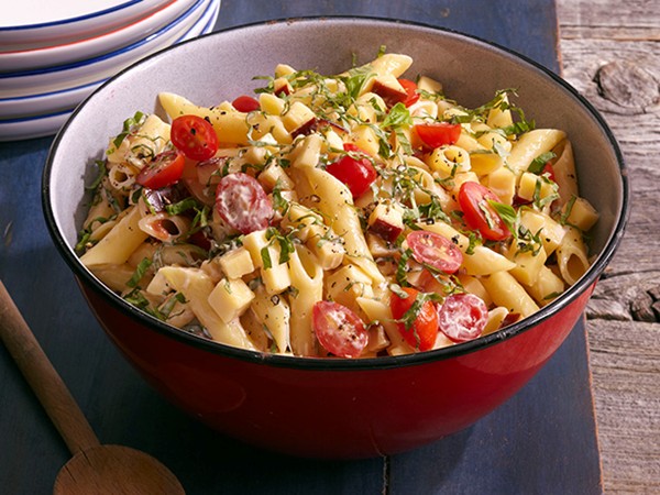 Spicy pasta salad with smoked Gouda, tomatoes and basil