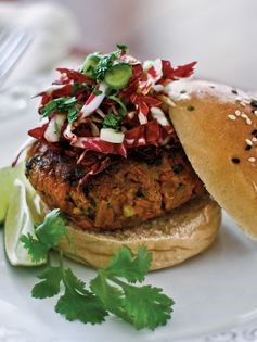 Spicy peanut and carrot burgers