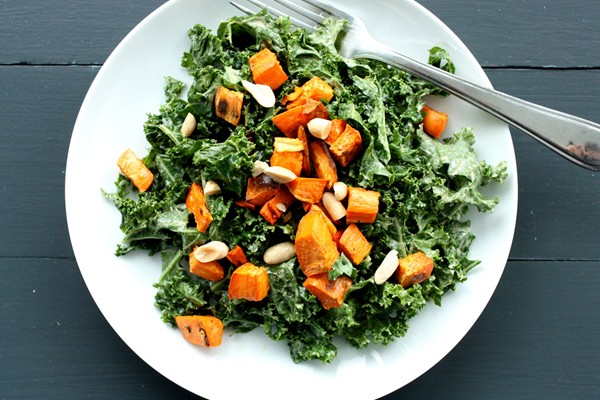 Spicy peanut kale salad