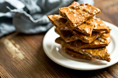Spicy pecan brittle