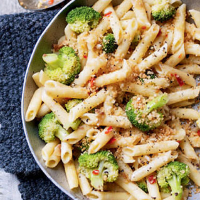 Spicy penne with broccoli and anchovies