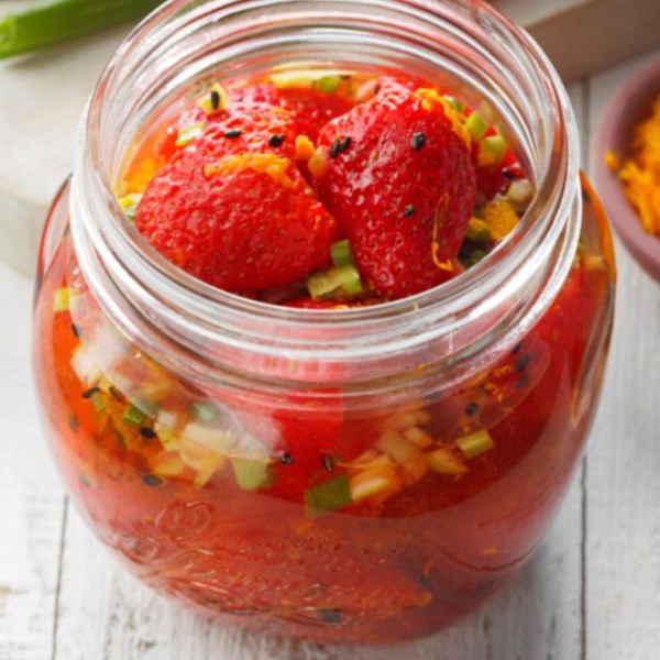 Spicy pickled strawberries