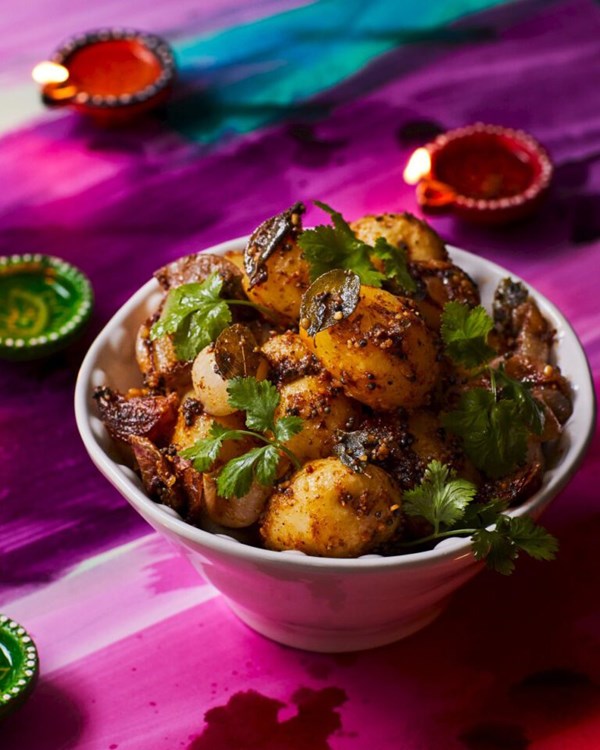 Spicy potato fry with mustard seeds, coriander, chilli and black pepper (Chettinad urulai)