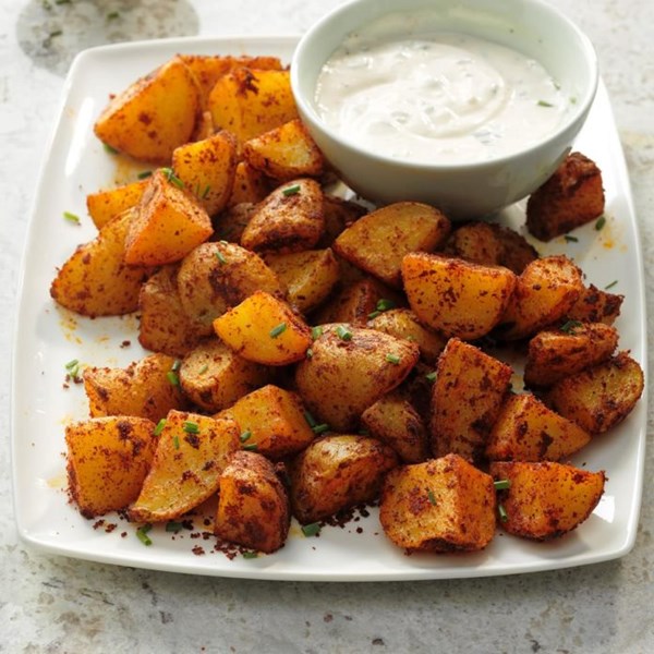 Spicy potatoes with garlic aioli (Patatas bravas)