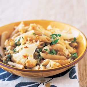 Spicy roasted cauliflower pasta with garlic bread crumbs
