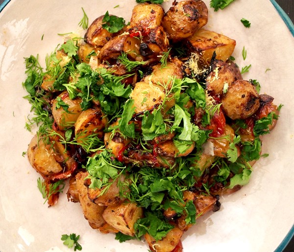 Spicy roasted new potatoes with lemon and herbs (Batata bil filfil)