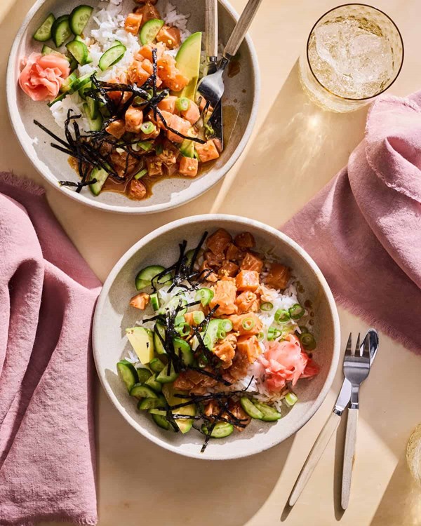 Spicy salmon sushi bowls