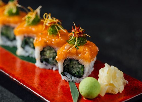 Spicy salmon uramaki