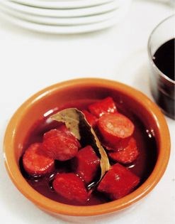 Spicy sausage in red wine (Chorizo al vino)