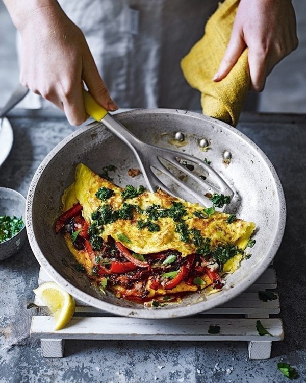 Spicy sausage omelette with chilli pesto