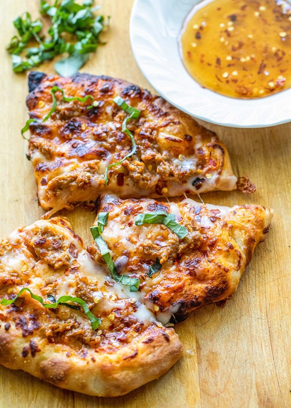 Spicy sausage pizza [hot honey dip]