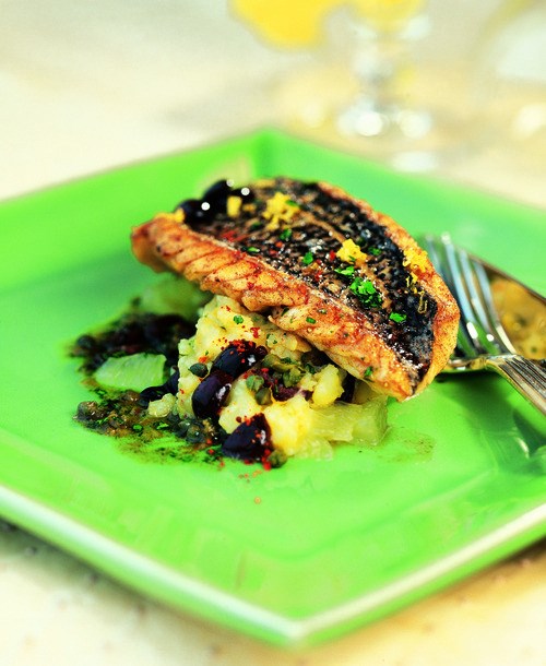 Spicy sea bass with olive-crushed potatoes
