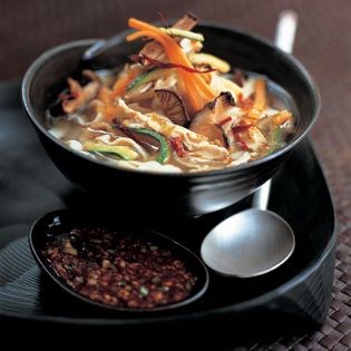 Spicy seasoned chicken and vegetable ramen