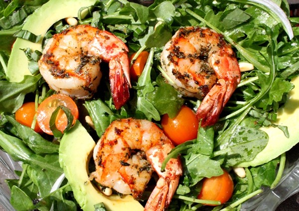 Spicy shrimp with avocado and arugula salad