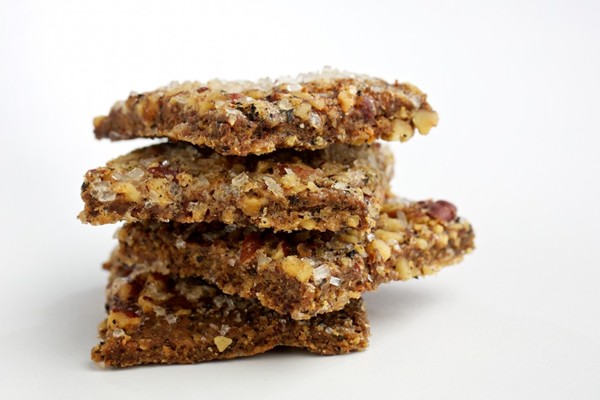 Spicy smoked tea-pecan crisps