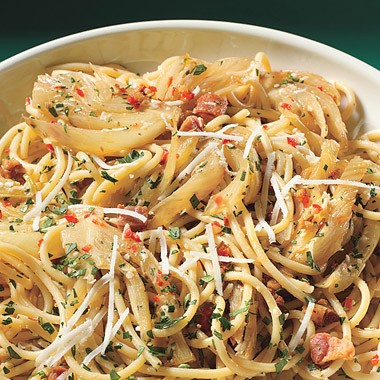 Spicy spaghetti with fennel and herbs