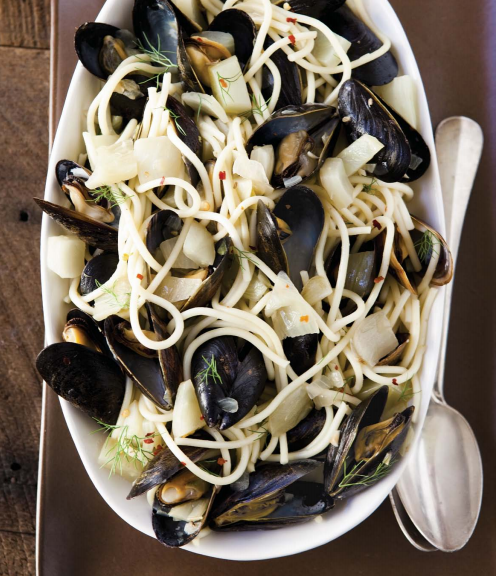 Spicy spaghetti with sautéed fennel and mussels