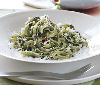 Spicy spinach linguine with olive oil and garlic