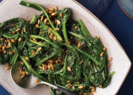 Spicy spinach with sunflower seeds