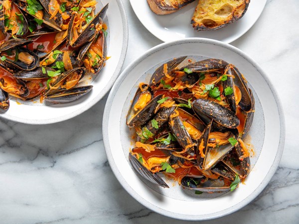 Spicy steamed mussels with 'nduja