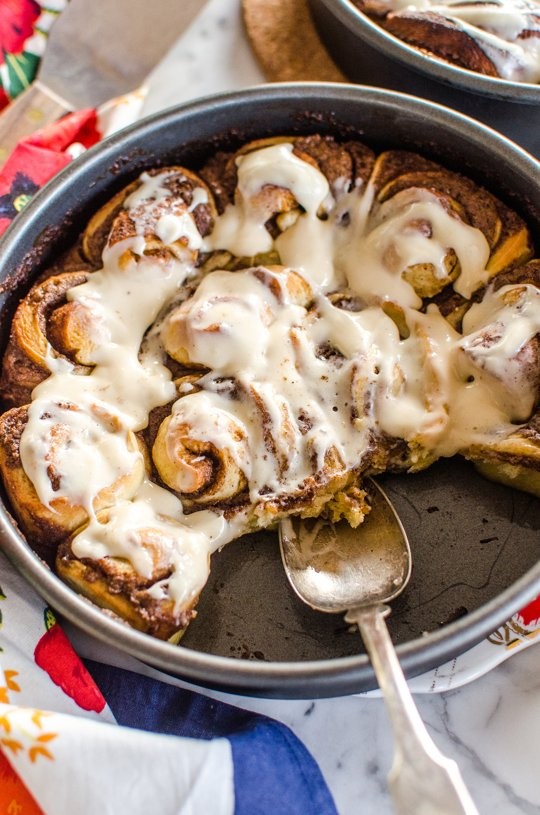 Spicy sticky cinnamon rolls with cream cheese icing